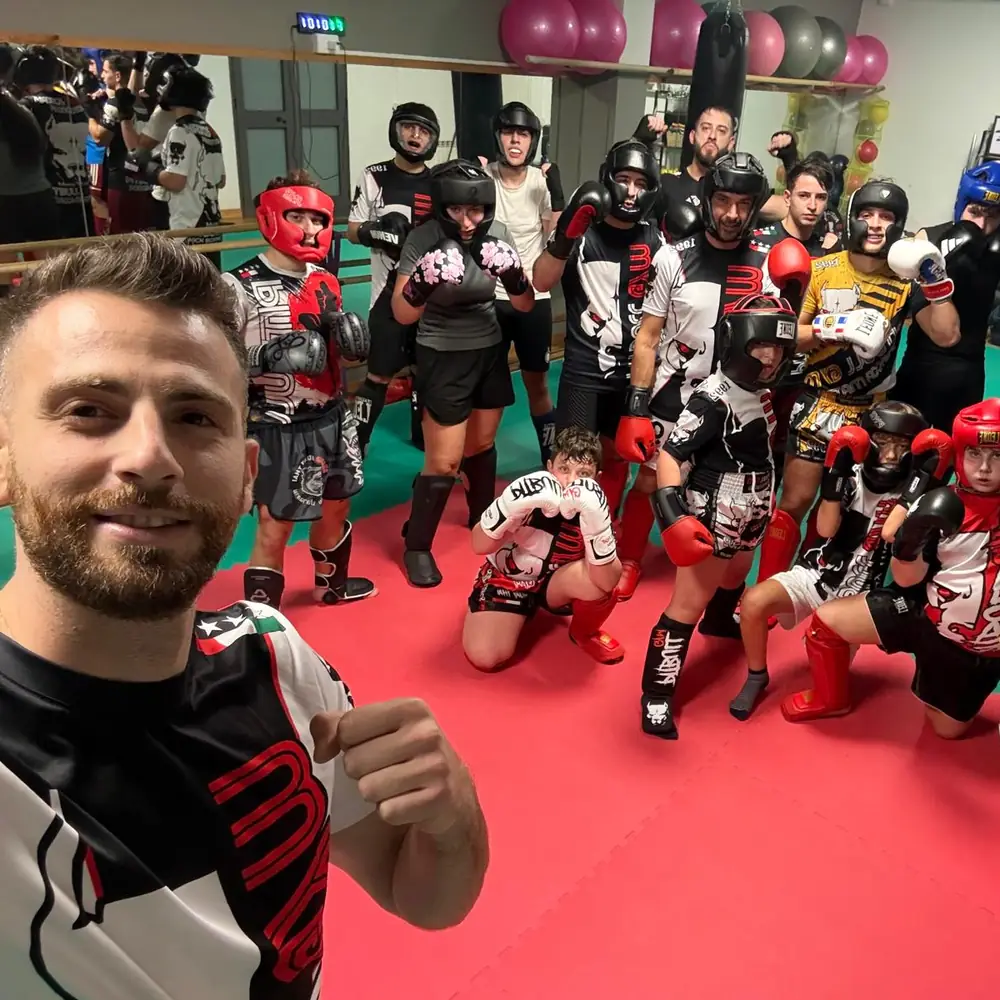 Il gruppo del corso di muay thai in posa dopo l'allenamento
