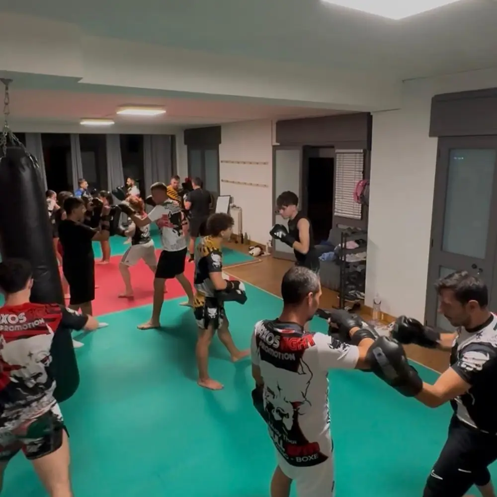 Allenamento a coppie con i colpitori durante la lezione serale